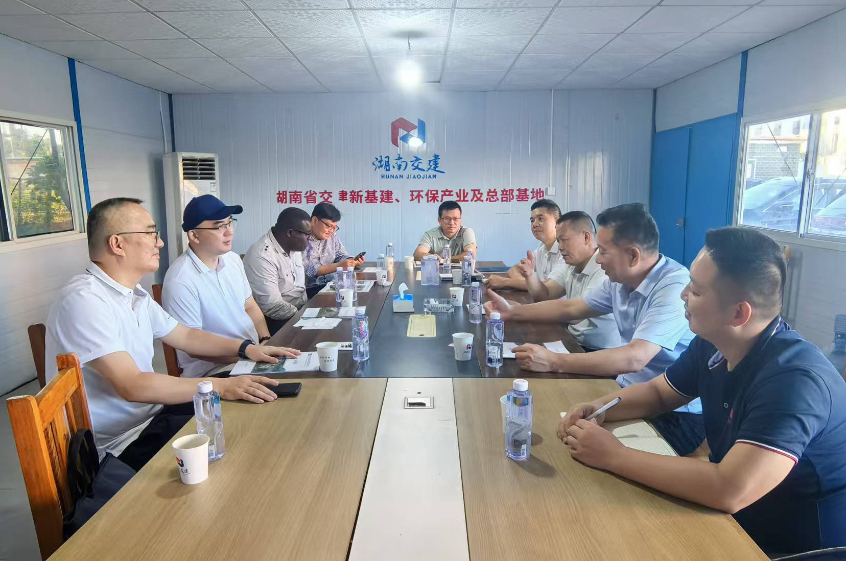 株洲高新區(qū)黨工委副書(shū)記、管委會(huì)主任劉智勇攜高新區(qū)經(jīng)濟(jì)合作局、湖南中焱時(shí)代科技有限公司蒞臨我司考察洽談，共謀合作發(fā)展新篇章