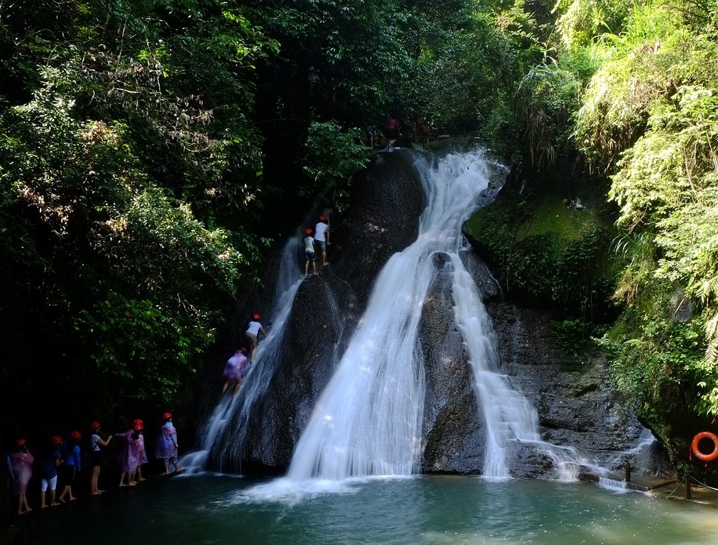 桂林山水甲天下，玉碧羅青意可參