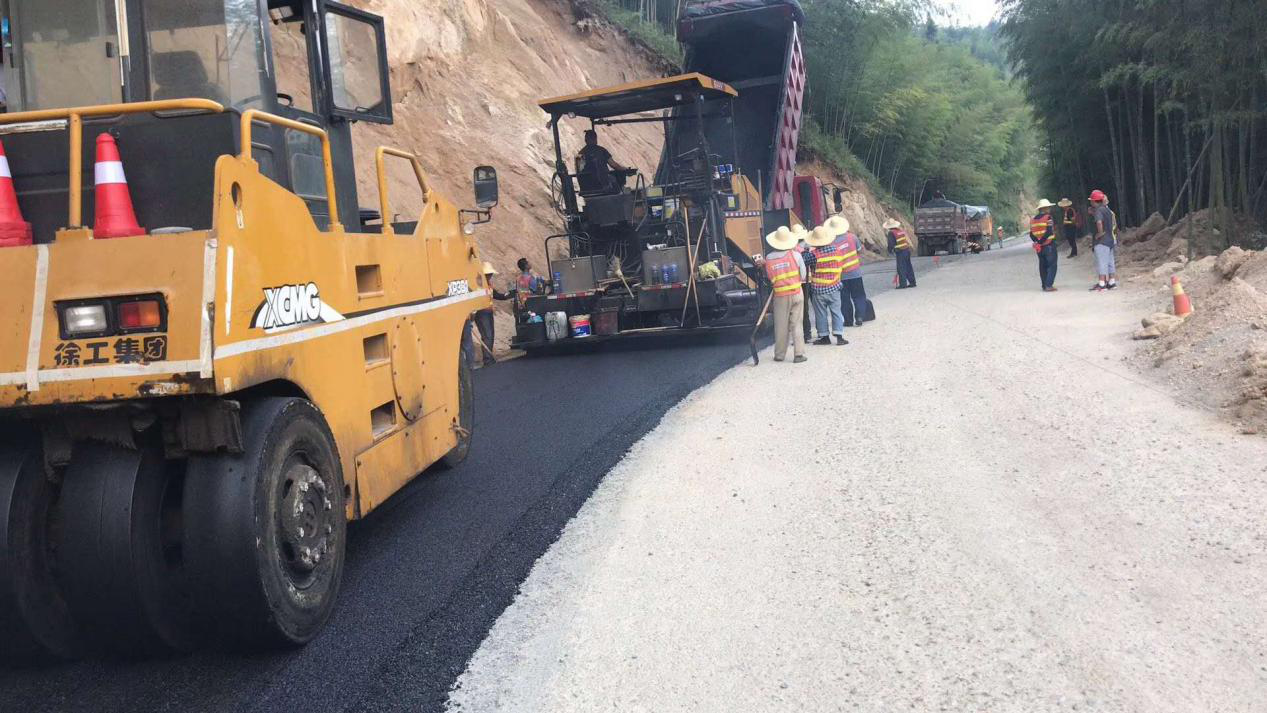 炎陵S207項(xiàng)目瀝青路面攤鋪有序推進(jìn)